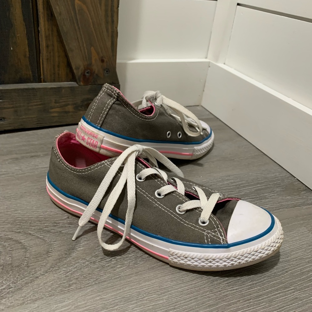 Converse tennis shoes (women’s/ girls)